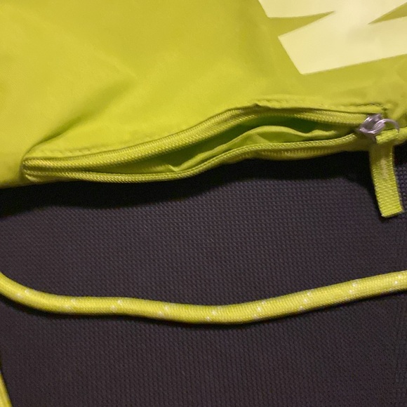 Men/women Nike draw string backpack. Zipper side pocket. BNWT Yellow/green color - Picture 5 of 6